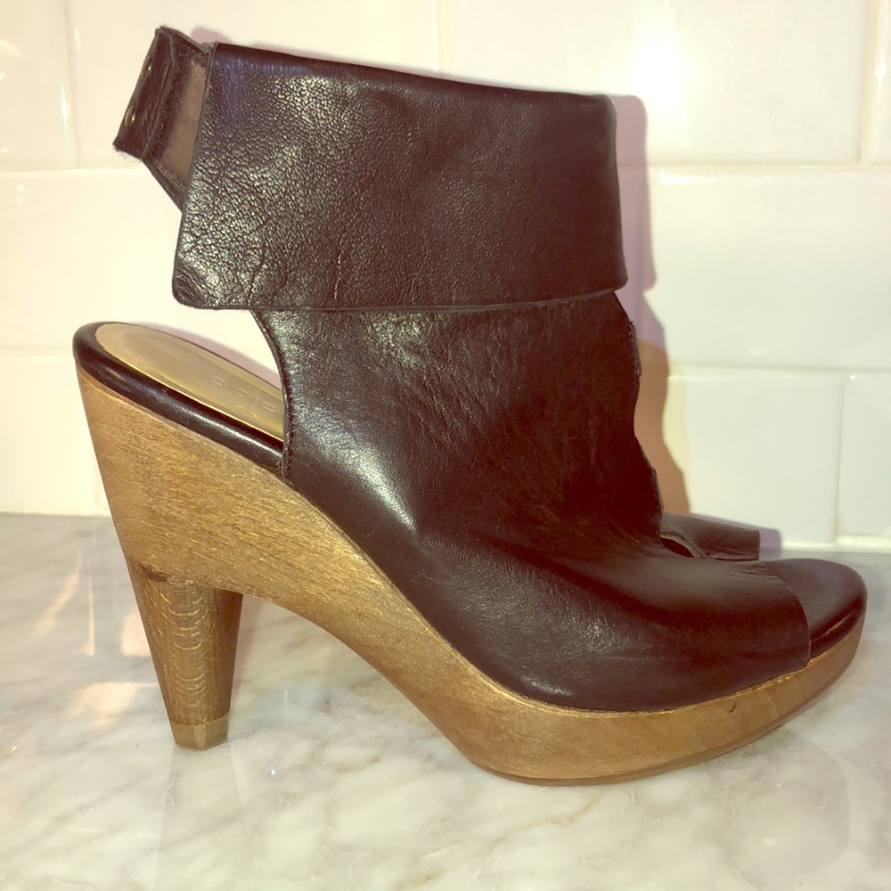 NWOT Coclico leather wooden heel
